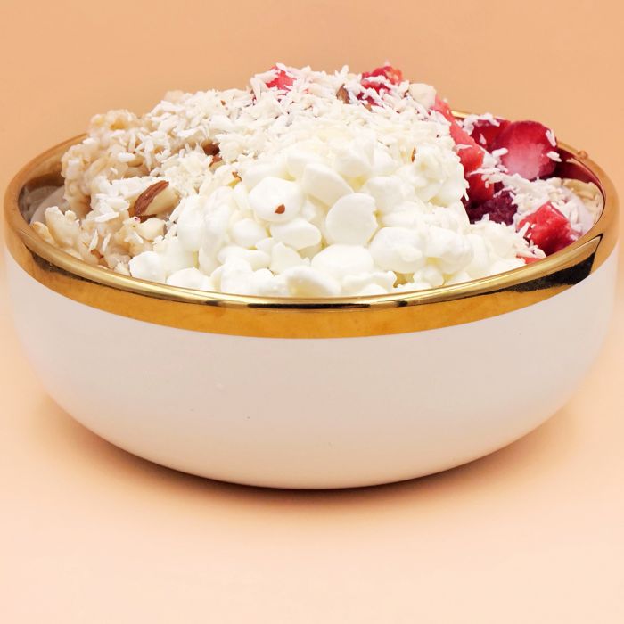 owsianka-z-serkiem-wiejskim-i-truskawkami