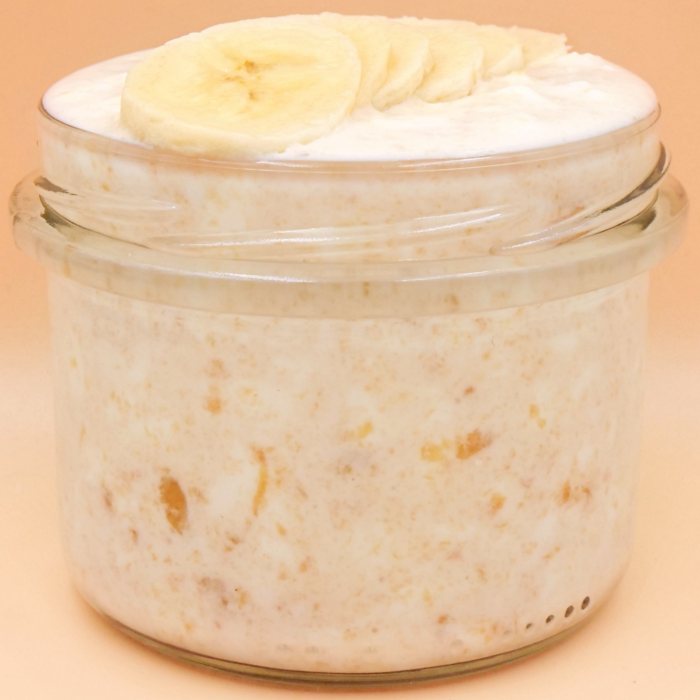 serek-wiejski-z-maslem-orzechowym-i-bananem