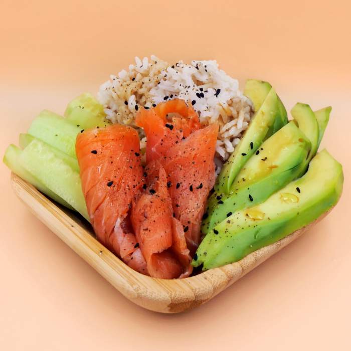 sushi-bowl-z-lososiem-wedzonym